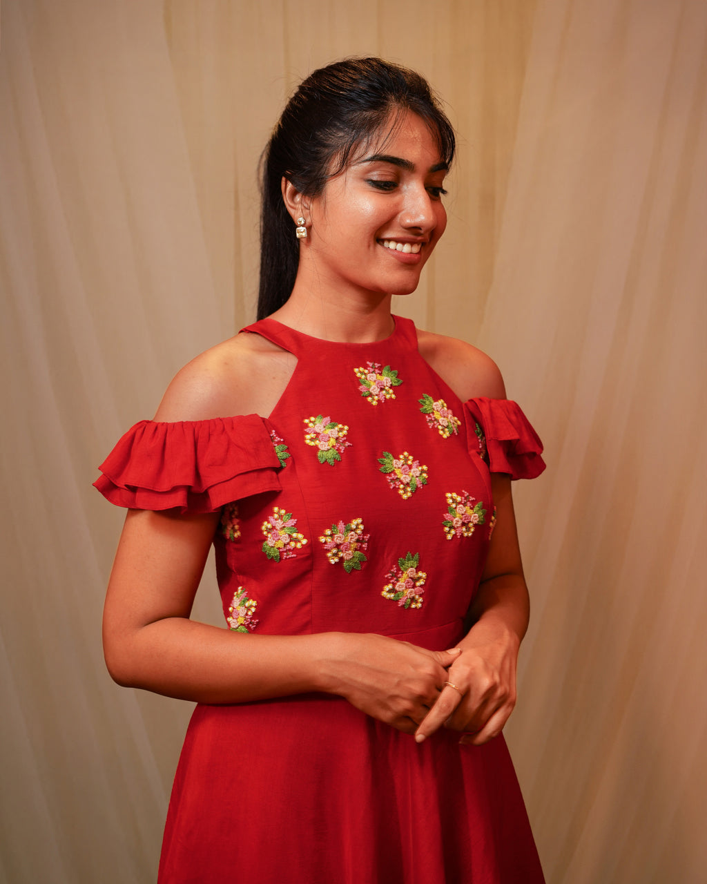 RED KNOT EMBROIDERD RUFFLE DRESS