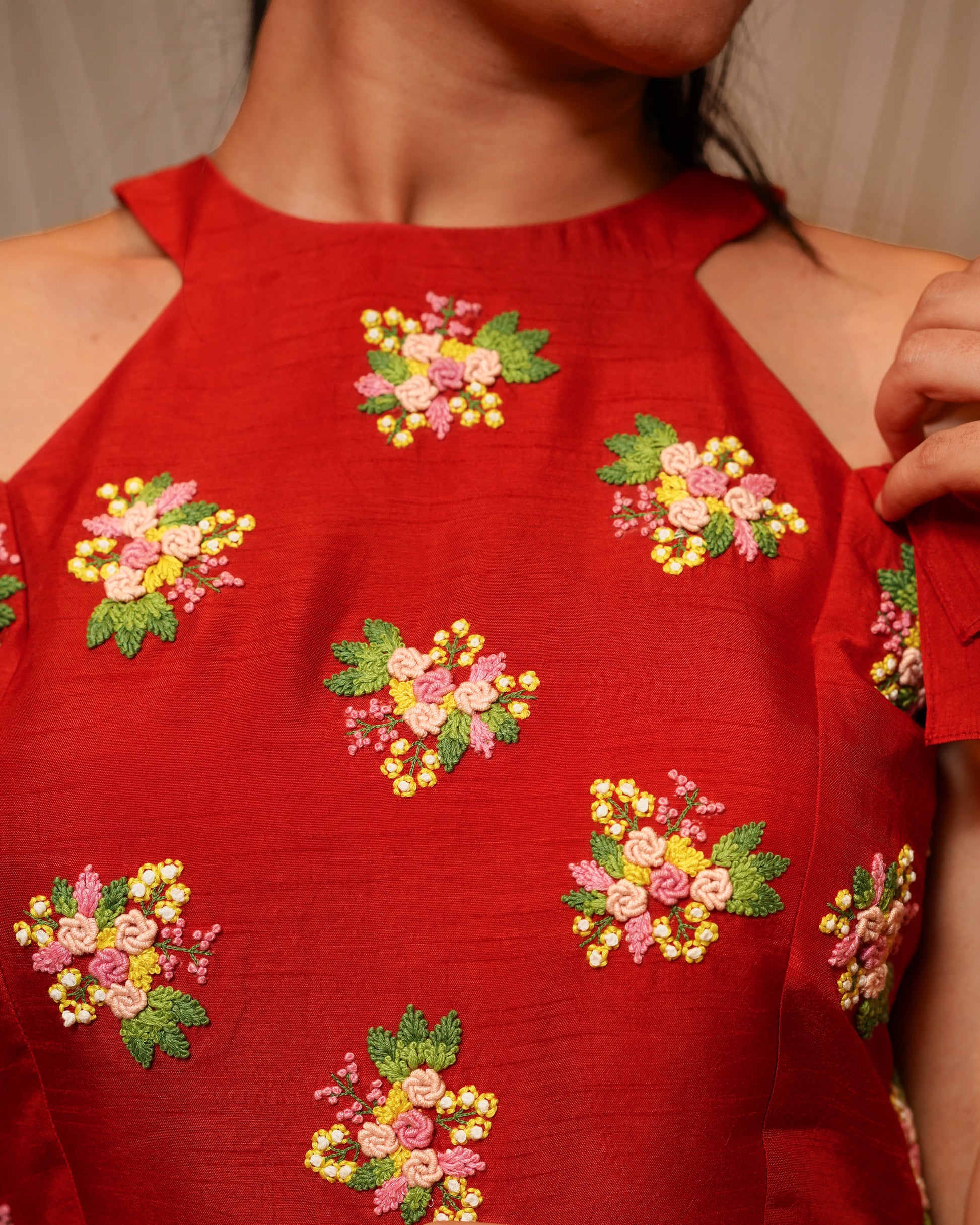 RED KNOT EMBROIDERD RUFFLE DRESS