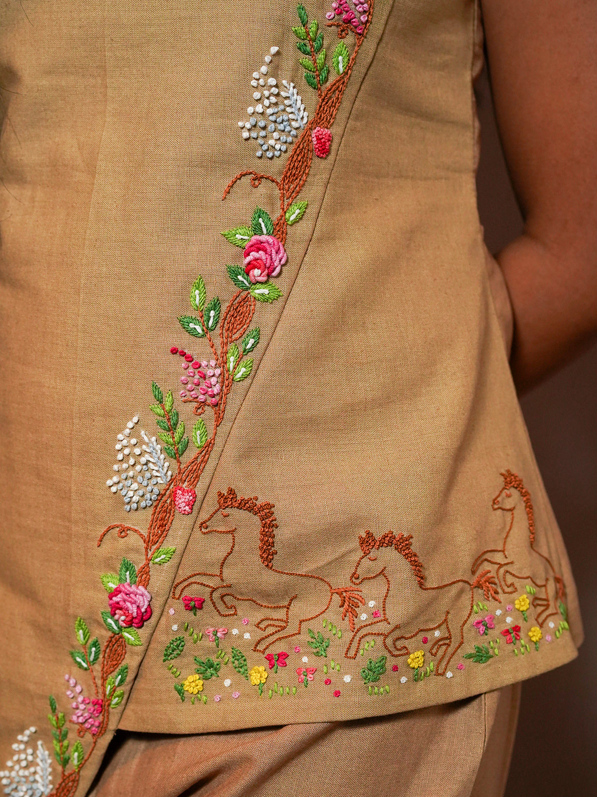 BEIGE COLOUR FLORAL&STEED KNOT EMBROIDERD CO-ORD SET